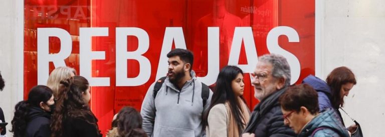 Inicia la tradicional campaña de rebajas de enero en España