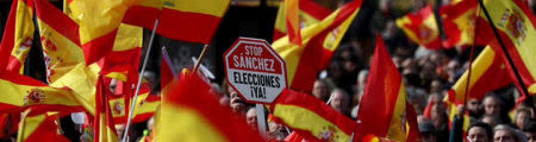 FOTOGRAFÍA. MADRID (ESPAÑA), 21.01.2023. Miles de personas llenan este sábado la plaza de Cibeles de Madrid con banderas de España. Efe (1)