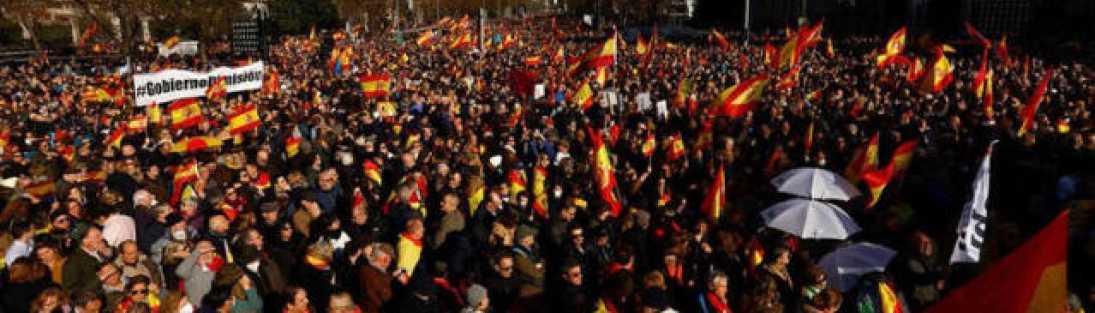 FOTOGRAFÍA. MADRID (ESPAÑA), 21.01.2023. Miles de personas llenan este sábado la plaza de Cibeles de Madrid con banderas de España. Efe (2)