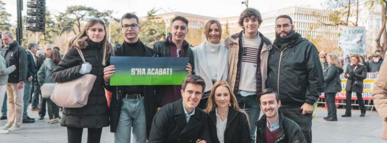 FOTOGRAFÍA. MADRID (ESPAÑA), 21.01.2023. S'ha Acabat frente al separatismo y ultraizquierda en la UPF. Un nutrido grupo de los jóvenes de la asociación catalana «S'ha Acabat!», junto a la presidente de la entidad Julia Calvet Puig (3ª d), participó en la marcha que ha recorrido la Ciudad de Madrid y concentración en Plaza Cibeles éste pasado sábado. Lasvocesdelpueblo (Ñ Pueblo)