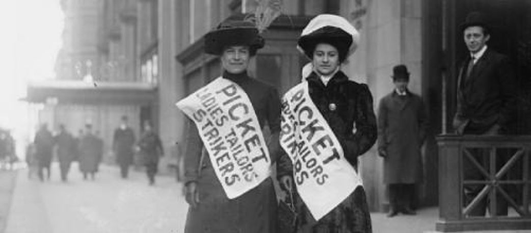FOTOGRAFÍA. NUEVA YORK (ESTADOS UNIDOS), NOVIEMBRE DE 1909. Dos mujeres exhiben «Picket Ladies Tailors Strikers» durante la huelga de las camiseras de Nueva York. Ñ Pueblo