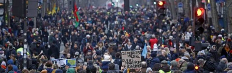 Francia protesta masivamente contra la reforma de las pensiones de Macron
