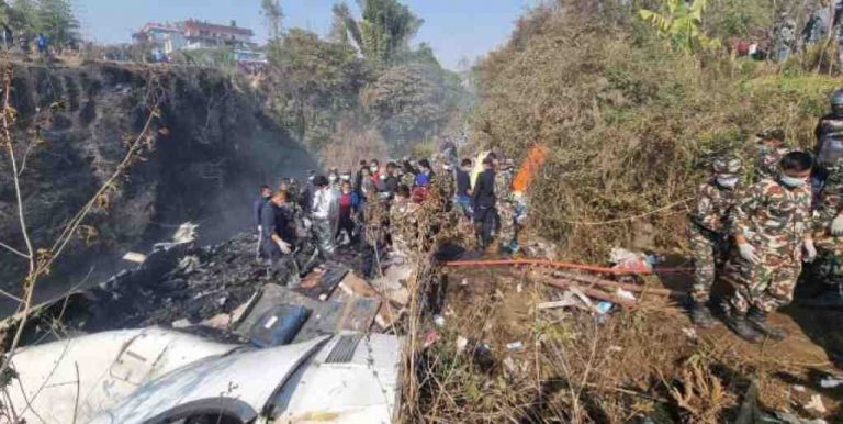 Nepal| Recuperan al menos 30 cadáveres del siniestro del avión de la aerolínea Yeti Airlines con 72 pasajeros