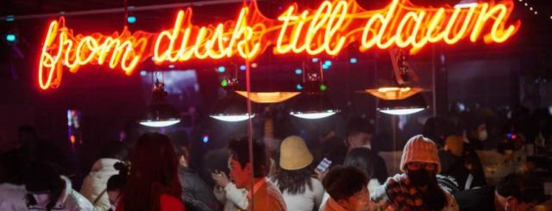 FOTOGRAFÍA. QINHUANGDAO (CHINA), 31.12.2022. Jóvenes se divierten en una discoteca de la ciudad china de Qinhuangdao, la Nochevieja, pese a la ola de covid sin precedentes. Efe