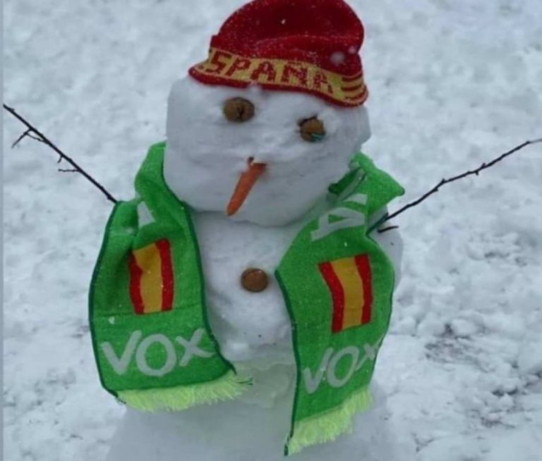 FOTOGRAFÍA. SAN BLAS-CANILLEJAS (MADRID) ESPAÑA, 08.01.2021. Un simpatizante de Vox construye con éxito un muñeco de nieve Vox en San Blas-Canillejas —que es uno de los 21 distritos que conforman la ciudad de Madrid, organizado administrativamente en los barrios nombrados como Simancas, Hellín, Amposta, Arcos, Rosas, Rejas, Canillejas y Salvador— durante el temporal de nieve, provocado por la borrasca Filomena, que azota gran parte del Reino de España desde el viernes, 8 de enero de 2021, y que ha causado el cierre de varias carreteras, de colegios, institutos, universidades e instituciones, en Comunidades autónoma de España, como la Comunidad de Madrid. El Muñeco de nieve Vox se envuelve en una banderola del partido político la Voz de los Españoles (Vox) y lleva su tradicional gorro de nieve, pero al español, es decir, con los colores de la bandera nacional del Reino de España y una bandera nacional con la palabra «España» de frente. Los ojos del muñeco de nievo Vox son dos nueces de temporada mientras su nariz es una zanahoria. La cuenta Twitter de los verdes, vecinos de San Blas-Canillejas, (@Vox_SanBlas) ha difundido esta imagen también este viernes, 8 de enero de 2021. Lasvocesdelpueblo (Ñ Pueblo)