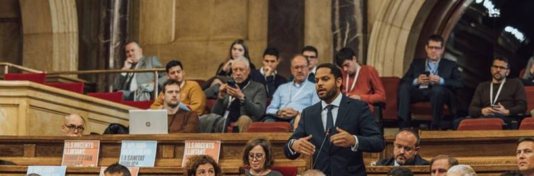 La Mesa del Parlamento censura a Vox por denunciar la contratación de «inmigrantes ilegales» ante 340.000 parados en Cataluña