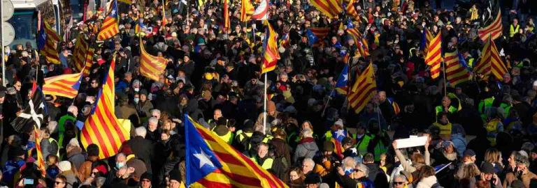 Puigdemont a manifestantes: «Mucha fuerza, ánimos y determinación a todos los que hoy estaréis en la manifestación en Barcelona»