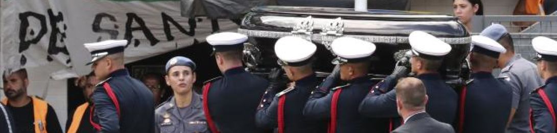 Miembros de una guardia de honor cargan el féretro con el cuerpo de la leyenda del fútbol Edson Arantes do Nascimento 'Pelé, hoy. Efe (2)