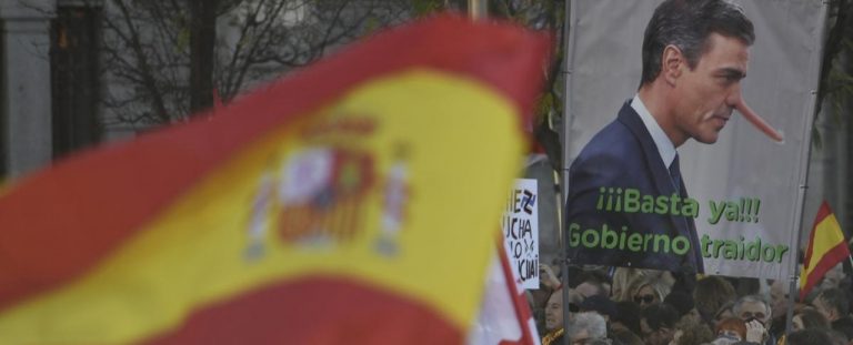 Miles de personas llenan Cibeles contra la política de Sánchez