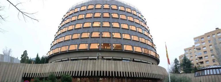 FOTOGRAFÍA. MADRID (REINO DE ESPAÑA), 11 DE ENERO DE 2023. Sancionado un abogado por verter "citas falsas" contra el Tribunal Constitucional. TC avala la candidatura de Puigdemont al 12M. Detalle de la fachada del Tribunal Constitucional del Reino de España, en la capital española de Madrid. Efe