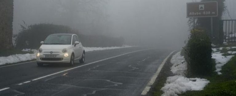 FOTOGRAFÍA. ALTO DE ALTUBE (LAS VASCONGADAS) ESPAÑA, 27.01.2023. Un vehículo transita este jueves por el Alto de Altube (Las Vascongadas) España. Efe