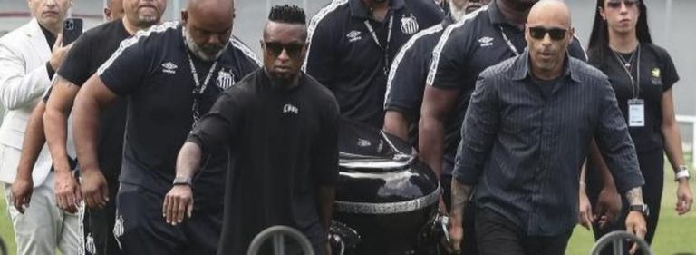 Brasil| Aficionados pasan la noche en la fila para el velatorio de Pelé