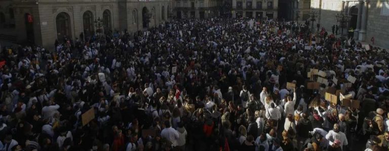 Cataluña| 5 mil sanitarios protestan en Barcelona en el segundo día de huelga