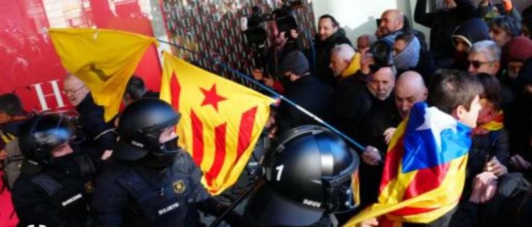 Enfrentamientos entre Mossos y CDR en protesta contra la cumbre Sànchez y Macron en Barcelona