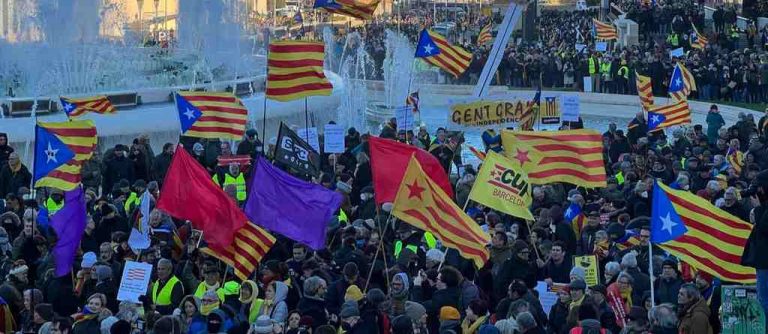 Cataluña| Independentistas protestan ante consulado de Francia por cumbre Sánchez y Macron