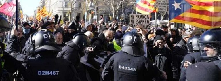 Cataluña| Independentistas se enfrentan al cordón policial en la protesta por la cumbre Sánchez y Macron