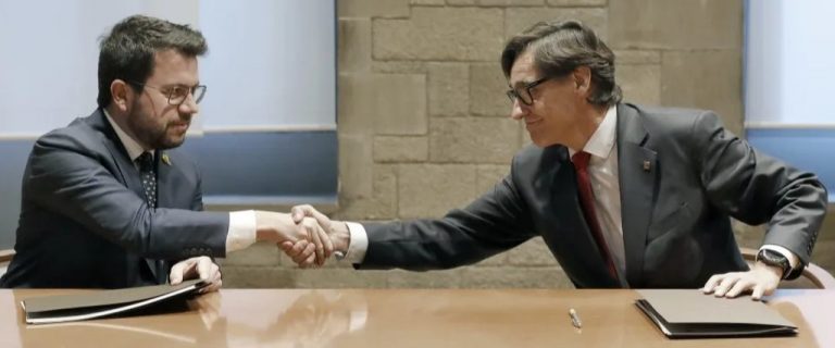 FOTOGRAFÍA. BARCELONA (ESPAÑA), 01.02.2023. Investidura Illa| ERC exige CUPO catalán y Referéndum. El presidente del Gobierno de la Generalidad de Cataluña en minoría y solitario de ERC y coordinador general de ERC, Pere Aragonès, y el líder del PSC (PSOE), Salvador Illa Roca (d), en el Palacio de Gobierno autonómico de la Generalidad de Cataluña durante la firma del acuerdo que el Ejecutivo separatista y el PSC han alcanzado para aprobar los presupuestos para este año, junto a la ultraizquierda Unidas Podemos (los Comunes). El tripartito ha vuelto a Cataluña 10 años después. Efe