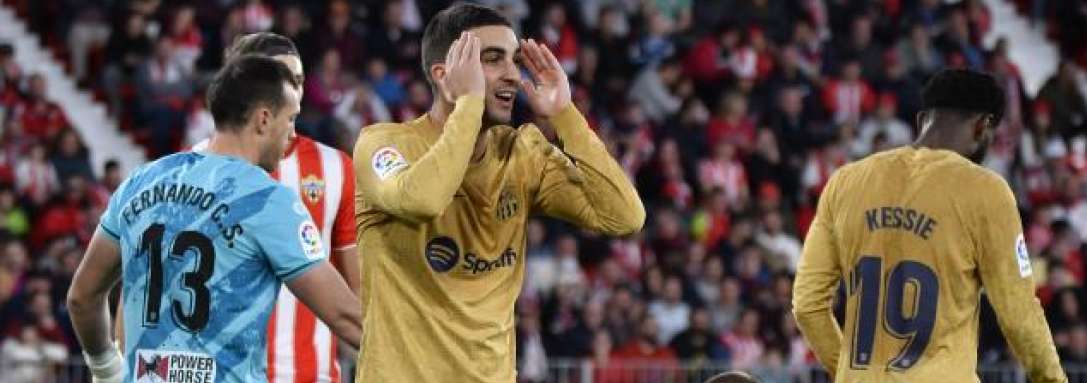 FOTOGRAFÍA. ALMERÍA (ESPAÑA), 26.02.2023. El delantero español del FC Barcelona, Ferrán Torres (c), lamenta una ocasión. Almería y vs FC Barcelona. Lasvocesdelpueblo