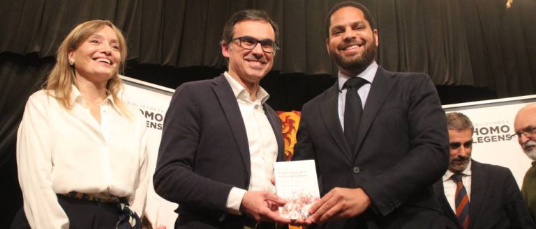 La resistencia catalana presenta su nueva obra «El Libro blanco de la historia de Cataluña» en Barcelona