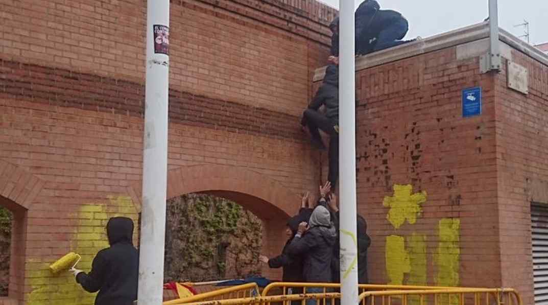 FOTOGRAFÍA. GERONA (ESPAÑA), 25.03.2018. Encapuchados integrantes de los Comités de Defensa de la República (CDR). Ñ Pueblo