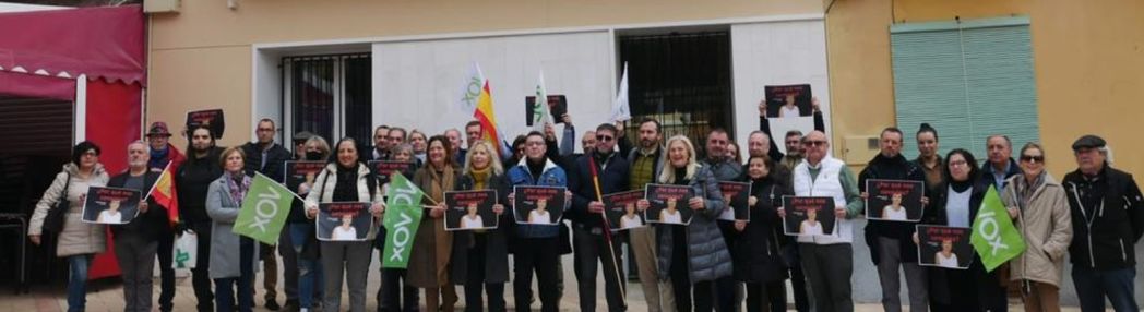 FOTOGRAFÍA. HONDÓN DE LAS NIEVES (ALICANTE) ESPAÑA, 18.02.2023. Militantes y simpatizantes de VOX rechazan el veto del Gobierno de Hondón de las Nieves. Ñ Pueblo (1)