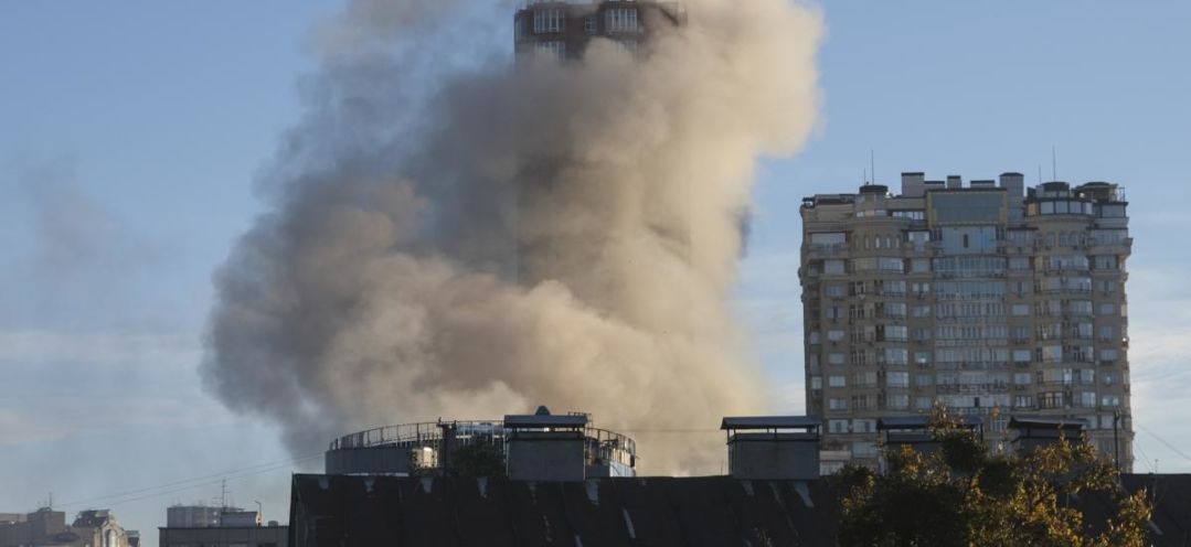FOTOGRAFÍA. KIEV (UCRANIA), 10.02.2023. Humo provocado por un bombardeo de las tropas invasoras de Rusia en Kiev (Ucrania). Efe (1)