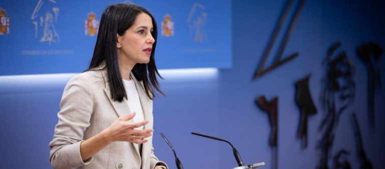 Cataluña| Arrimadas pide al PSOE que se retrate sobre «referéndum que ya está negociando con ERC»