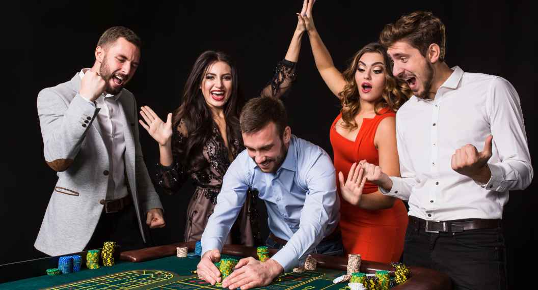FOTOGRAFÍA. MUNDO, 21.09.2022. Grupo de jóvenes detrás de una mesa de la ruleta, apostando en el juego. juego, casino, ruleta, póker. Freepik. (Ñ Pueblo)