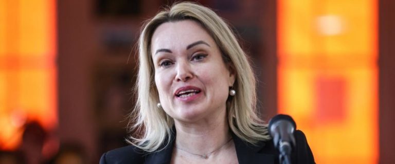 La periodista que desafió a Putin, Marina Ovsiannikova, se refugia en Francia: «Preferí huir del Estado totalitario»