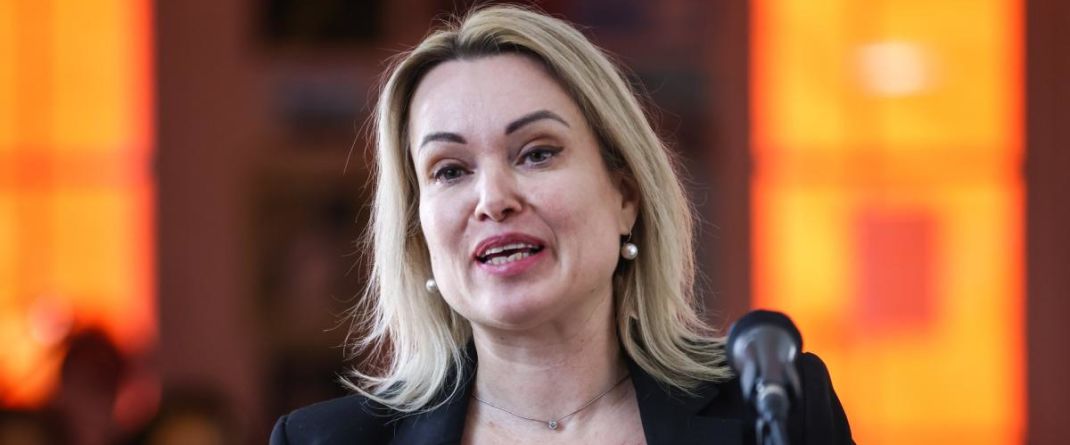 FOTOGRAFÍA. PARÍS (RUSIA), 10.02.2023. La antigua periodista de la televisión estatal rusa Marina Ovsiannikova durante una conferencia. Efe