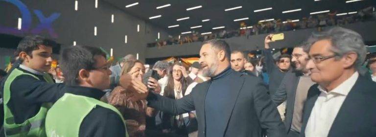 Abascal se da baño de multitudes en Palacio de Congresos de Zaragoza que se queda muy pequeño para VOX
