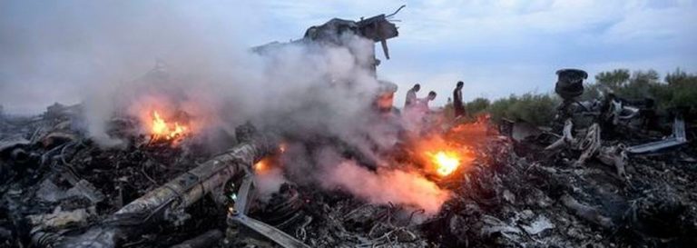 El presidente de Rusia Vladimir Putin autorizó el derribo del avión de pasajeros Boeing 777 (vuelo MH17) de Malaysia Airlines con 298 personas (cero superviviente)