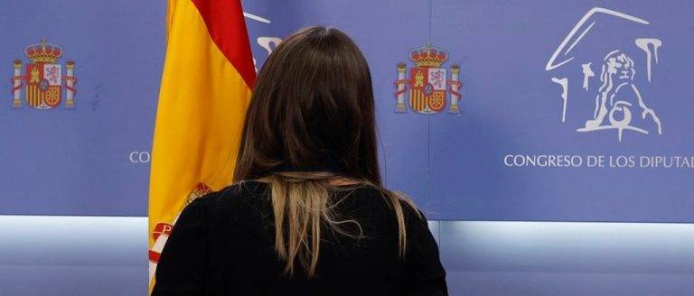 Exigen medidas legales y disciplinarias con la diputada separatista Míriam Nogueras Camero (JxCat) por apartar la bandera de España ante la prensa en el Congreso de los Diputados
