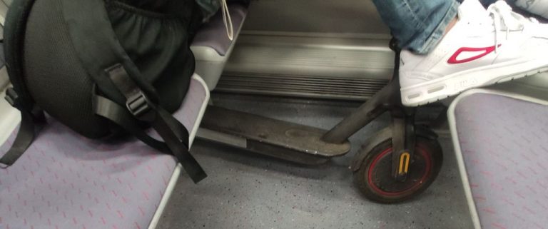 Inicia la «resistencia» de los obreros catalanes en Barcelona contra la prohibición «injusta» de patinetes eléctricos por ATM en transporte público