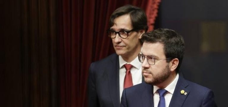 FOTOGRAFÍA. BARCELONA (ESPAÑA), 01.02.2023. Illa ve bien un tripartito PSC con ERC y Comuns en Barcelona. El presidente de Gobierno de la Generalidad de Cataluña y coordinador general de ERC, Pere Aragonès García (d), acompañado por el primer secretario y portavoz del PSC en el Parlamento de Cataluña, Salvador Illa Roca (detrás), tras una reunión entre ambos dirigentes zurdos. Efe