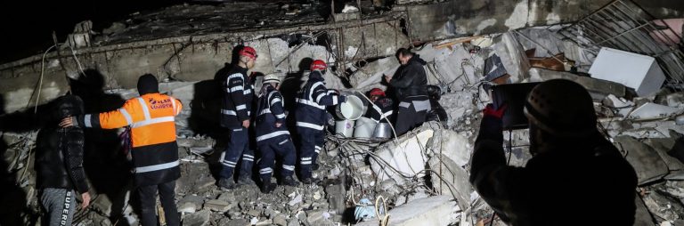 Terremotos Turquía y Siria| Tres jóvenes con vida 198 horas después bajo los escombros en Kahramanmarash y Adiyaman (Turquía) 