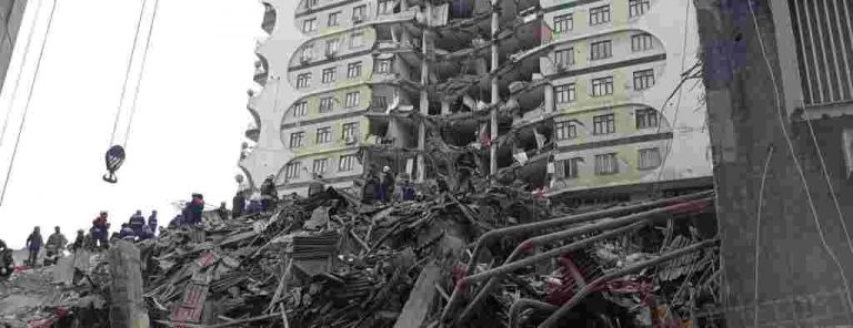 1.400 muertos y 5.300 heridos por el terremoto| 912 muertos en Turquía y 473 en Siria