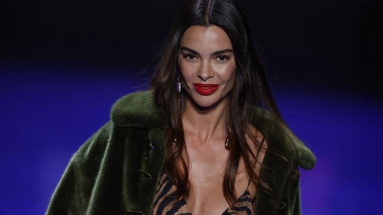 Joana Sanz (mujer de Dani Alves) vuelve a la pasarela tras la prisión de su marido por «violar» a otra mujer en una discoteca de Barcelona