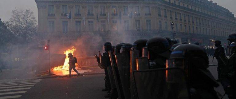 Francia| Escenario caliente de batalla campal por la reforma unilateral de las pensiones de Emmanuel Macron