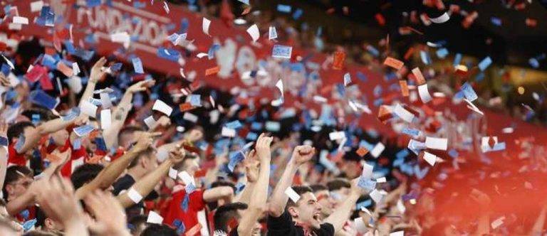 «A la segunda» y «mafia»| El pueblo condena la corrupción de FC Barcelona a gritos y lanzamiento de «billetes» de millones de euros con los que el Barça paga a árbitros desde 1994 a cambio de «favores»