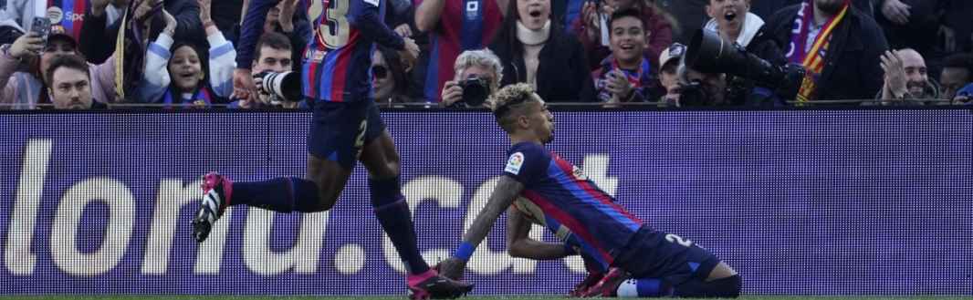 FOTOGRAFÍA. BARCELONA (ESPAÑA), 05.03.2023. El delantero brasileño del Barcelona, Raphinha (d) celebra el primer gol, en el Camp Nou. Efe