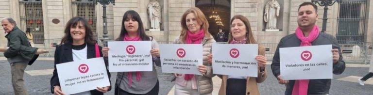 8M| Mujeres protestan contra «secuestro mental y psicológico» de niños por «aberrante feminismo y Gobierno» de España