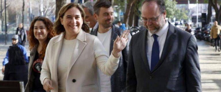 Ada Colau exige su entrada con ERC en el Gobierno por inexistencia de «pacto e irrelevante» el apoyo del PP al PSC de Collboni