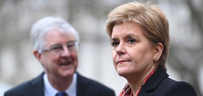 Escocia| La sucesión de la separatista Sturgeon: una guerra entre Humza Yousaf y Kate Forbes ante más de 100.000 afiliados 