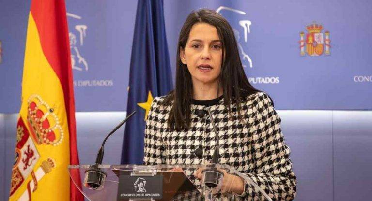 Arrimadas levanta el tono contra «diputados» del PSOE «que desfilaban por los prostíbulos»