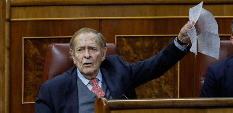 Tamames: «VOX tiene una valentía que no tiene ningún partido». «Pedro Sánchez tiene tendencia a ucronía»