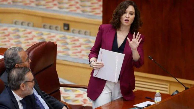 FOTOGRAFÍA. MADRID (ESPAÑA), 23.03.2023. La Asociación Europea de Ciudadanos Contra la Corrupción (AECC) demanda al Gobierno de Ayuso por Transfobia y desprotección de menores. La presidente de la Comunidad de Madrid y presidente del partido del centroizquierda de España, Partido Popular (PP) de Madrid, Isabel Natividad Díaz Ayuso, interviene en el pleno celebrado este jueves en la Asamblea de Madrid, el último de la legislatura en el que la dirigente progresista ha cargado contra VOX por el éxito político de la moción de censura de esta formación política española contra el régimen socialcomunista de Pedro Sánchez Pérez Castejón con candidato el exmiembro del PCE y profesor de Economía Ramón tamames Gómez. Efe