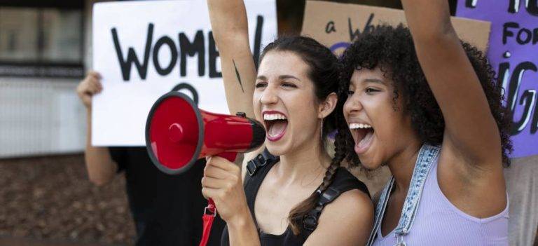 8M| Las mujeres protestan contra «agresores y Gobierno» de Pedro Sánchez que «nos amenaza» y a nuestros maridos y novios