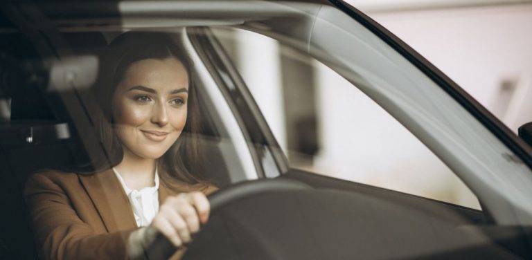 FOTOGRAFÍA. MUNDO, 15.03.2023. Condenada por dañar el coche de su compañera de trabajo en Olmedo. Detalle de una joven mujer de negocios en su coche. Conducir, carné de conducir, conductor, al volante. Imagen creada por Freepik/Lasvocesdelpueblo (Ñ Pueblo). Lasvocesdelpueblo (Ñ Pueblo)
