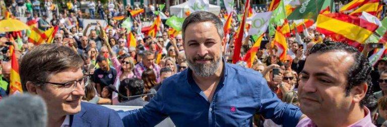 Abascal: «Racistas» los progres que «engañan» a los inmigrantes y «hacen que pierdan la vida en el mar». «Racistas» los globalistas que «financian a ONG que colaboran con mafias del tráfico de personas»